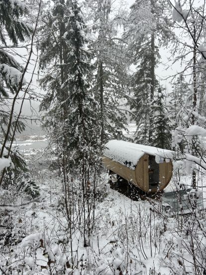 Sauna overlooking the lake - in winter